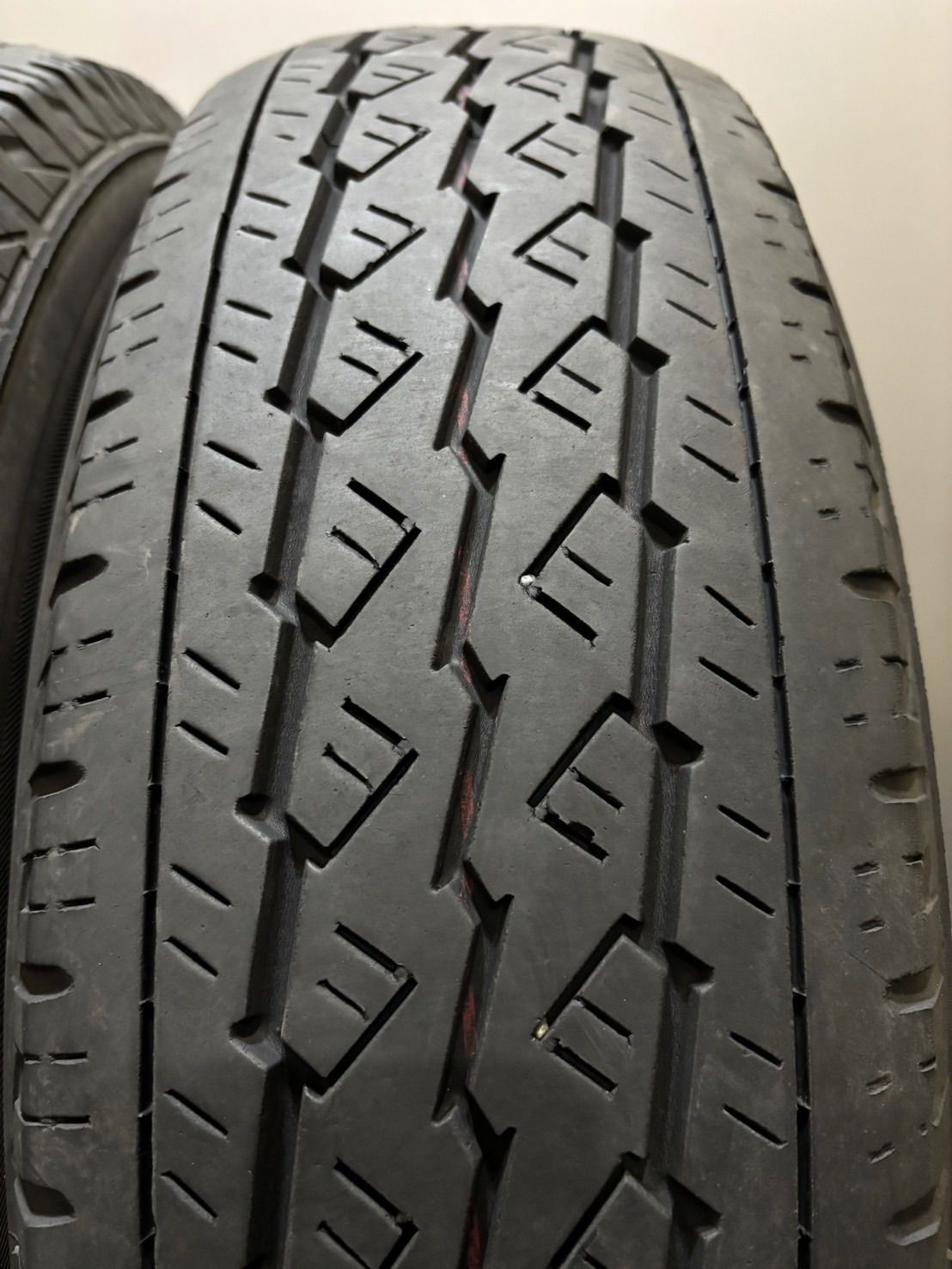 195/80R15 107/105LTブリヂストンV600サマータイヤ4本23年 BRIDGESTONE（ブリヂストン） 【当日出荷可】＜2025年製＞ V600 195