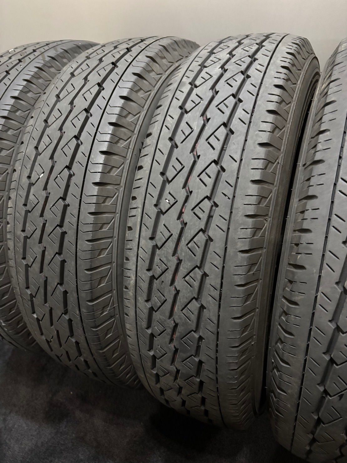 195/80R15 107/105LTブリヂストンV600サマータイヤ4本23年 BRIDGESTONE（ブリヂストン） 【当日出荷可】＜2025年製＞ V600 195