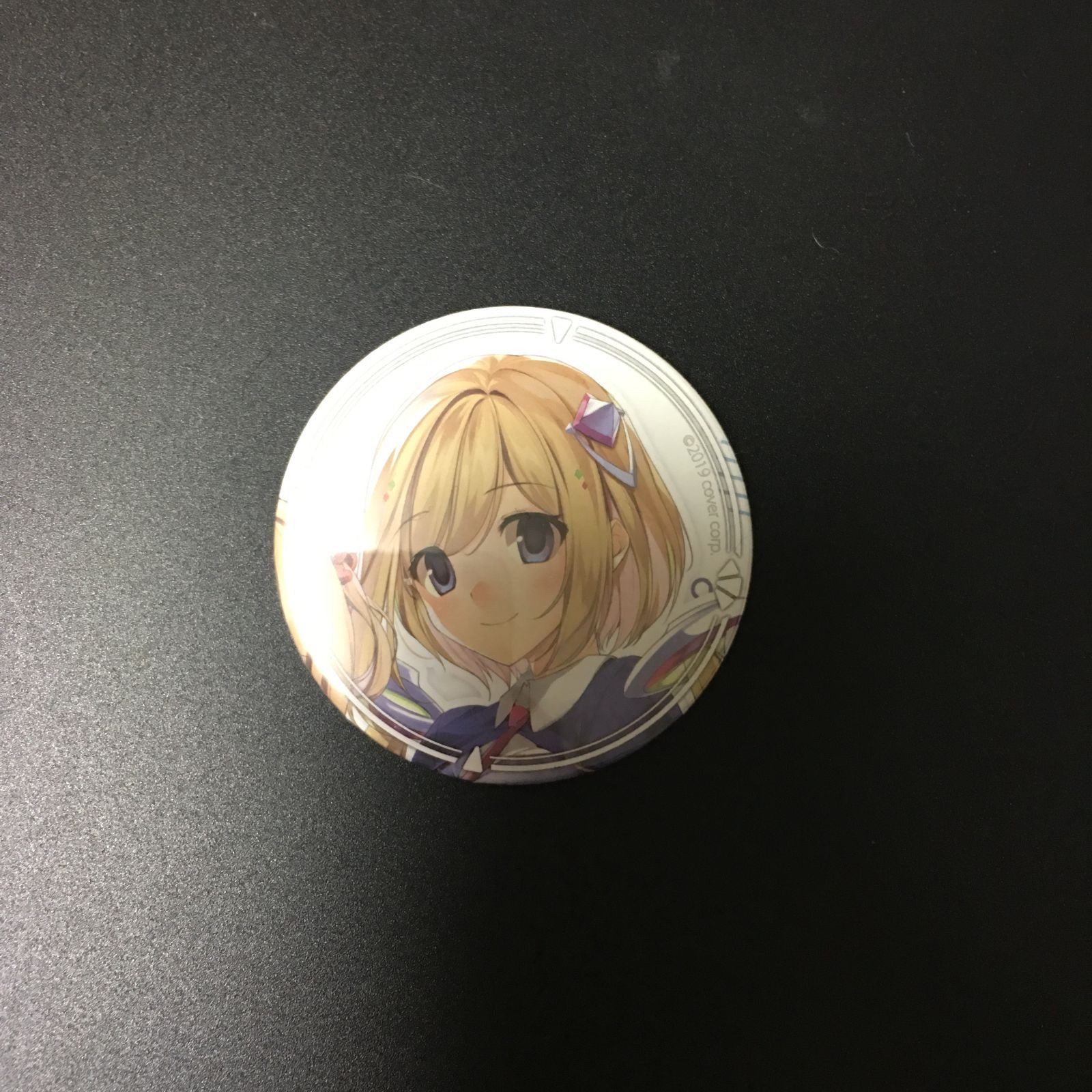 ホロライブ　c96  アキ・ローゼンタール　缶バッジ　直筆サイン コミケ97 c97 ホロライブ アキ・ローゼンタール 缶バッジ - メルカリ