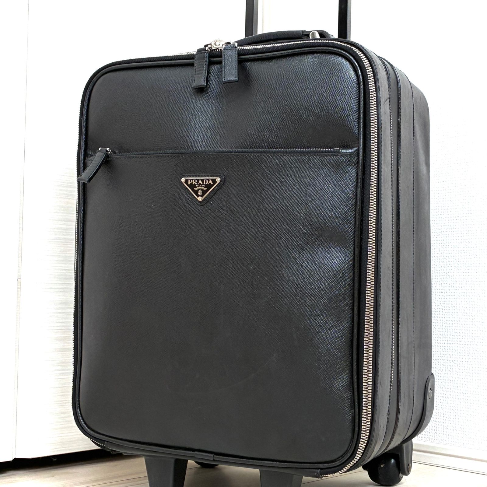 PRADA プラダ サフィアーノレザー 三角ロゴ キャリーケース スーツケース 機内持ち込み可 ビジネスバッグ 旅行 出張 白タグあり メンズ ブラック 黒