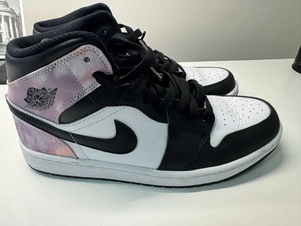 ナイキ エア ジョーダン 1 ミッド ブラック|白