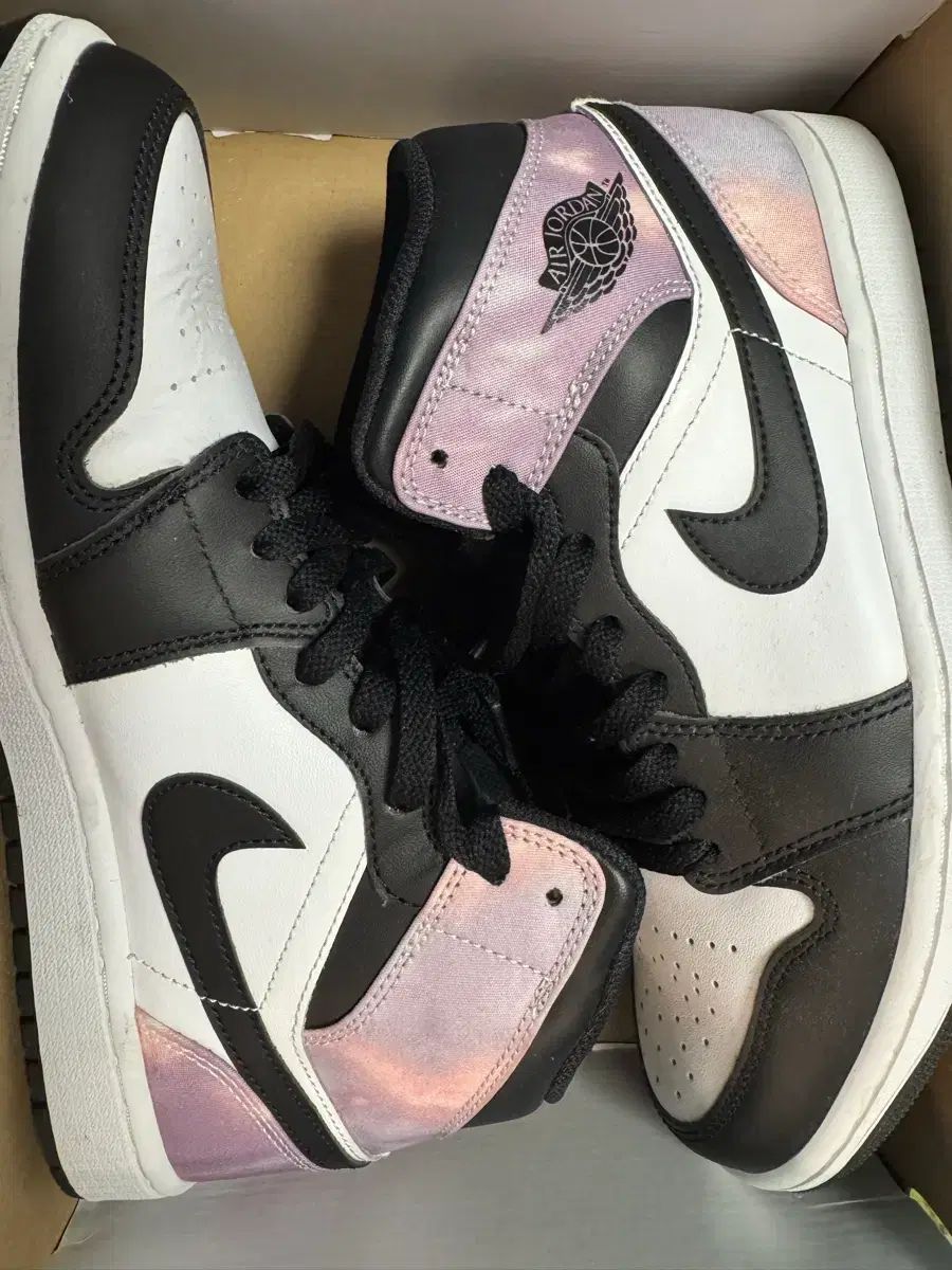 ナイキ エア ジョーダン 1 ミッド ブラック|白