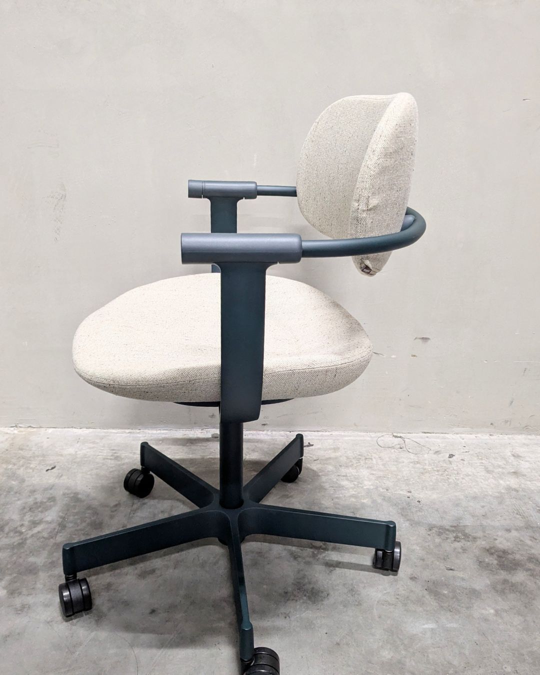 Bランク】vertebra03(バーテブラ) 5本脚 ウレタンキャスター ダーク