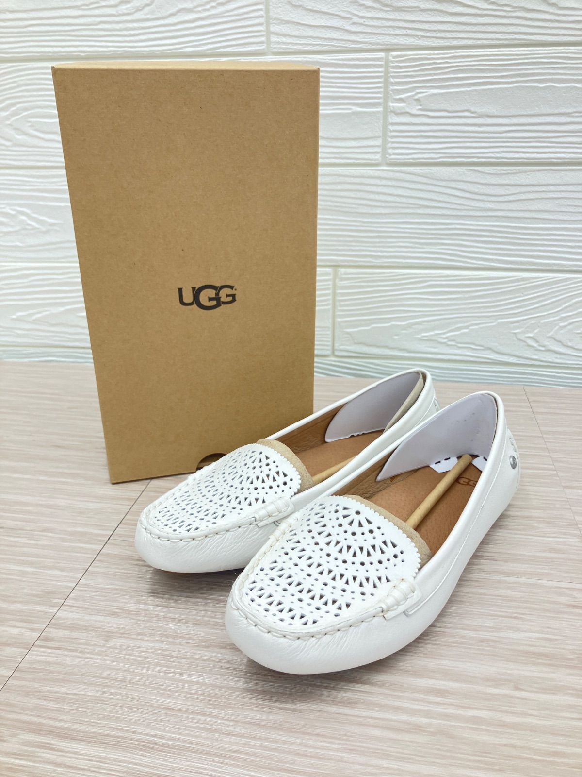 未使用級 アグ UGG フローレス シボ革ローファー 24cm 白 本革 未使用級 アグ UGG フローレス シボ革ローファー 24cm 白 本革
