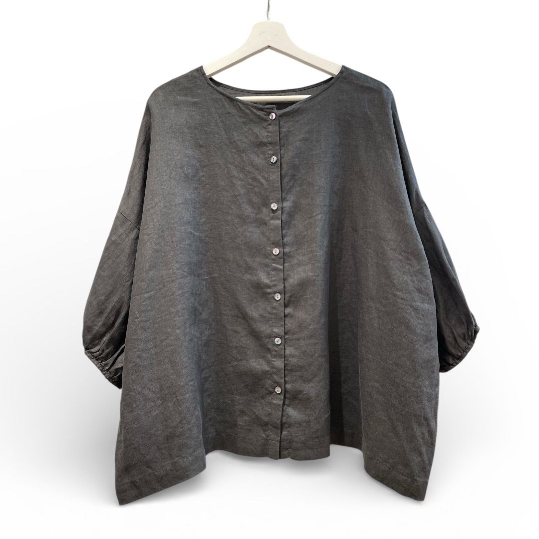 美品 BEARDSLEY ビアズリー リネン前後ブラウス チャコールグレー
