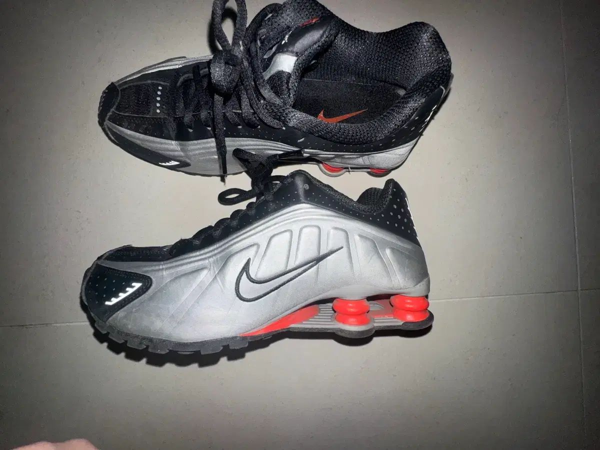 ナイキ ショックス 240 シルバー