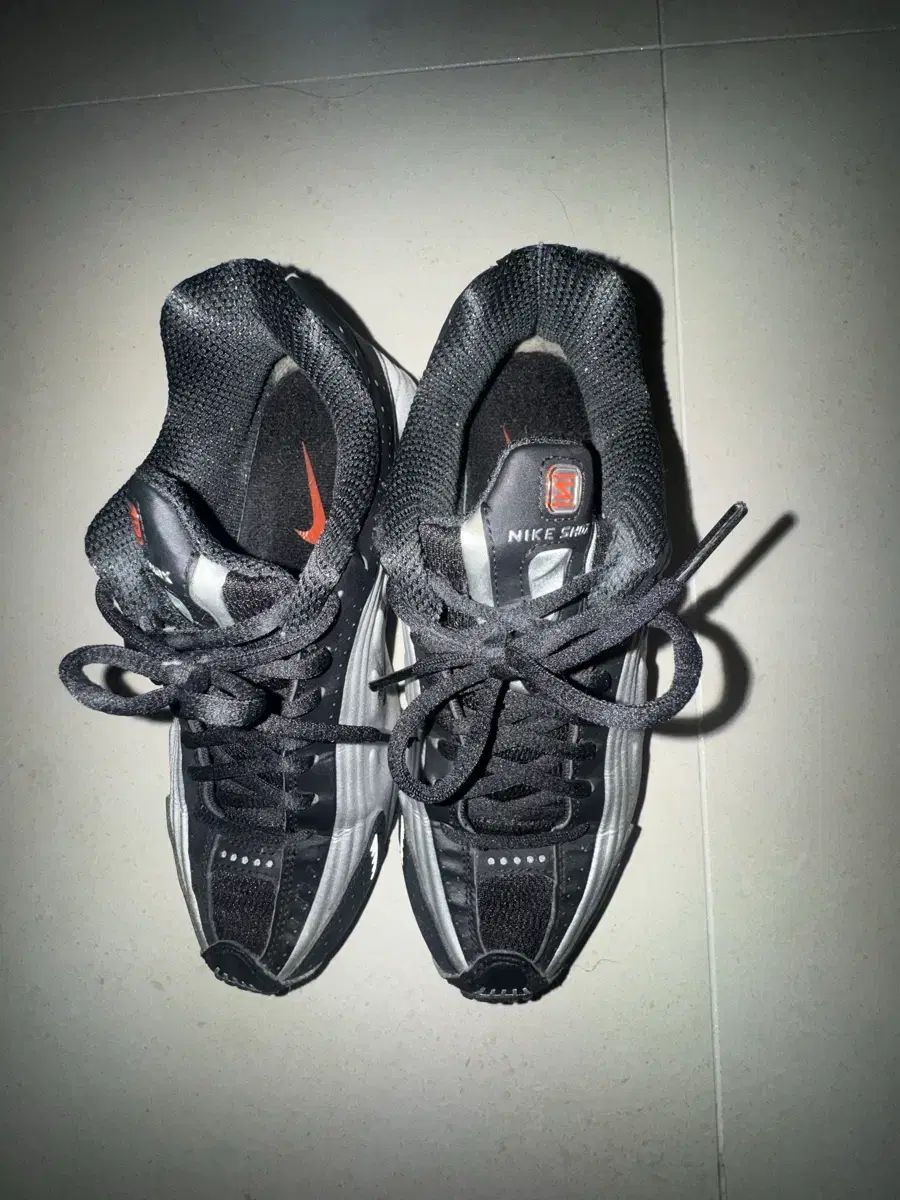  ナイキ ショックス 240 シルバー スニーカー 靴