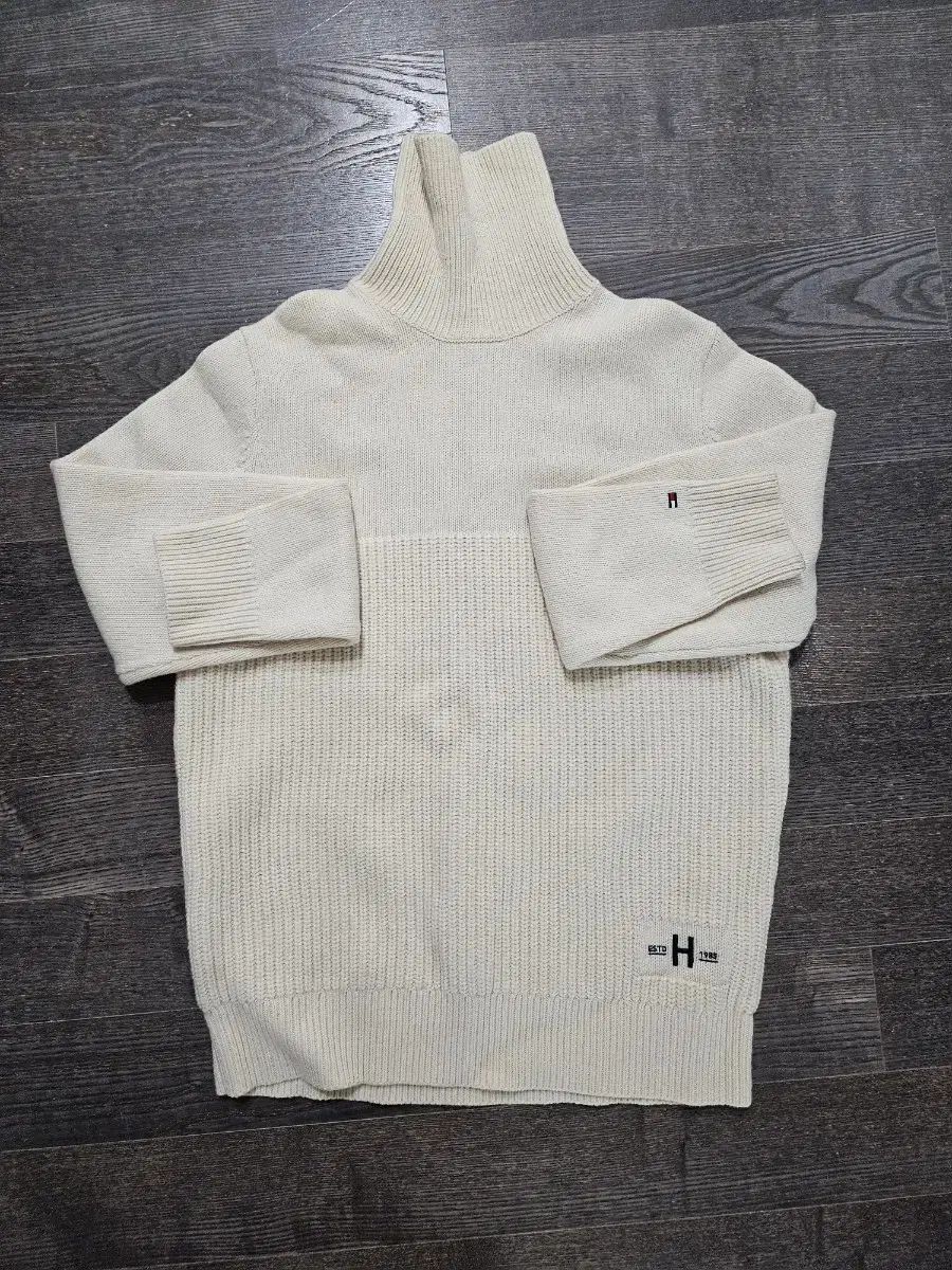 トミーヒルフィガー アイボリー ゴージ タートルネック ニット