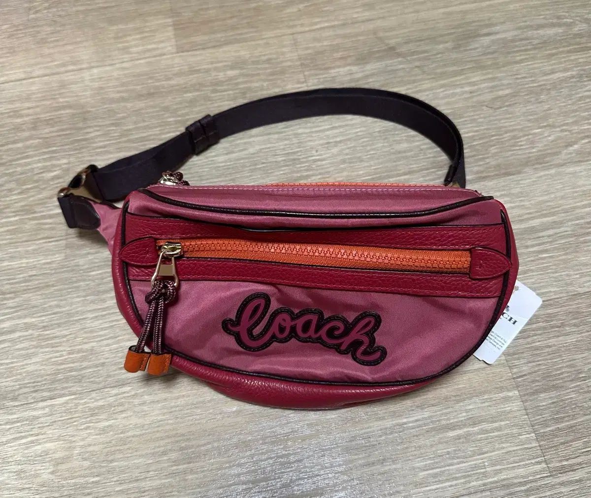 COACH Vale ベルトバッグ Rouge Multi