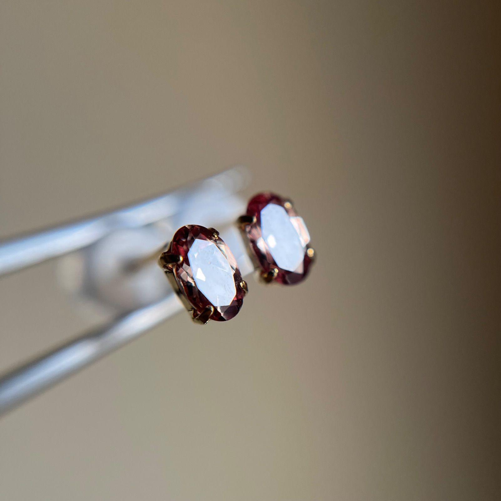 メルカリ市SALE　K18YG カラーチェンジガーネット 9.5号 K18 天然石カラーチェンジガーネット オーバル ピアス希少 レア 18金