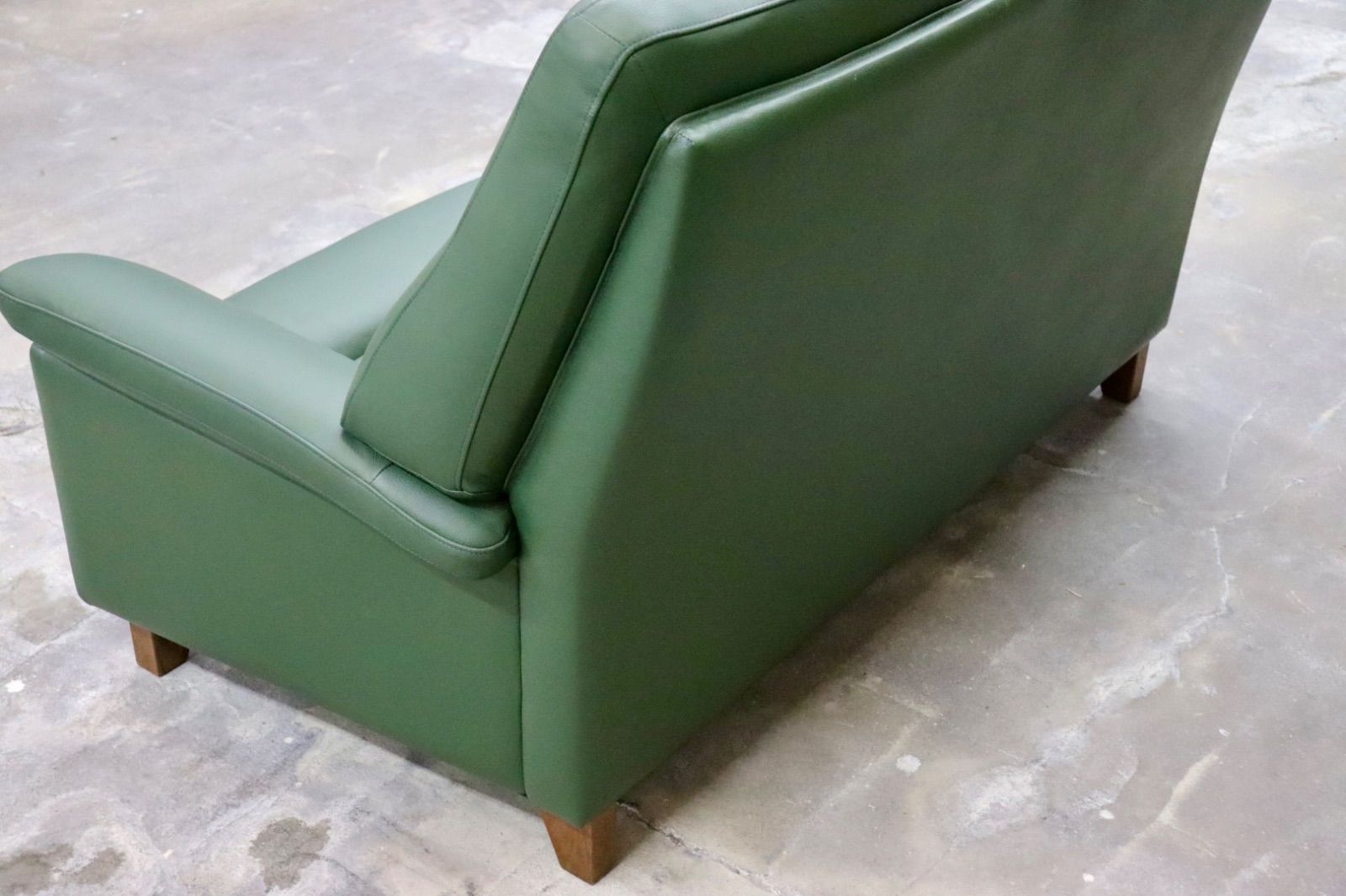  GMIS359A○本革 2人掛けソファ ラブソファ 長椅子 グリーン 応接 ハイバック シンプル モダン 検 カリモク 浜本工芸 ローソファモダン 2人掛け 3人掛けソファ ソファ ソファベッド