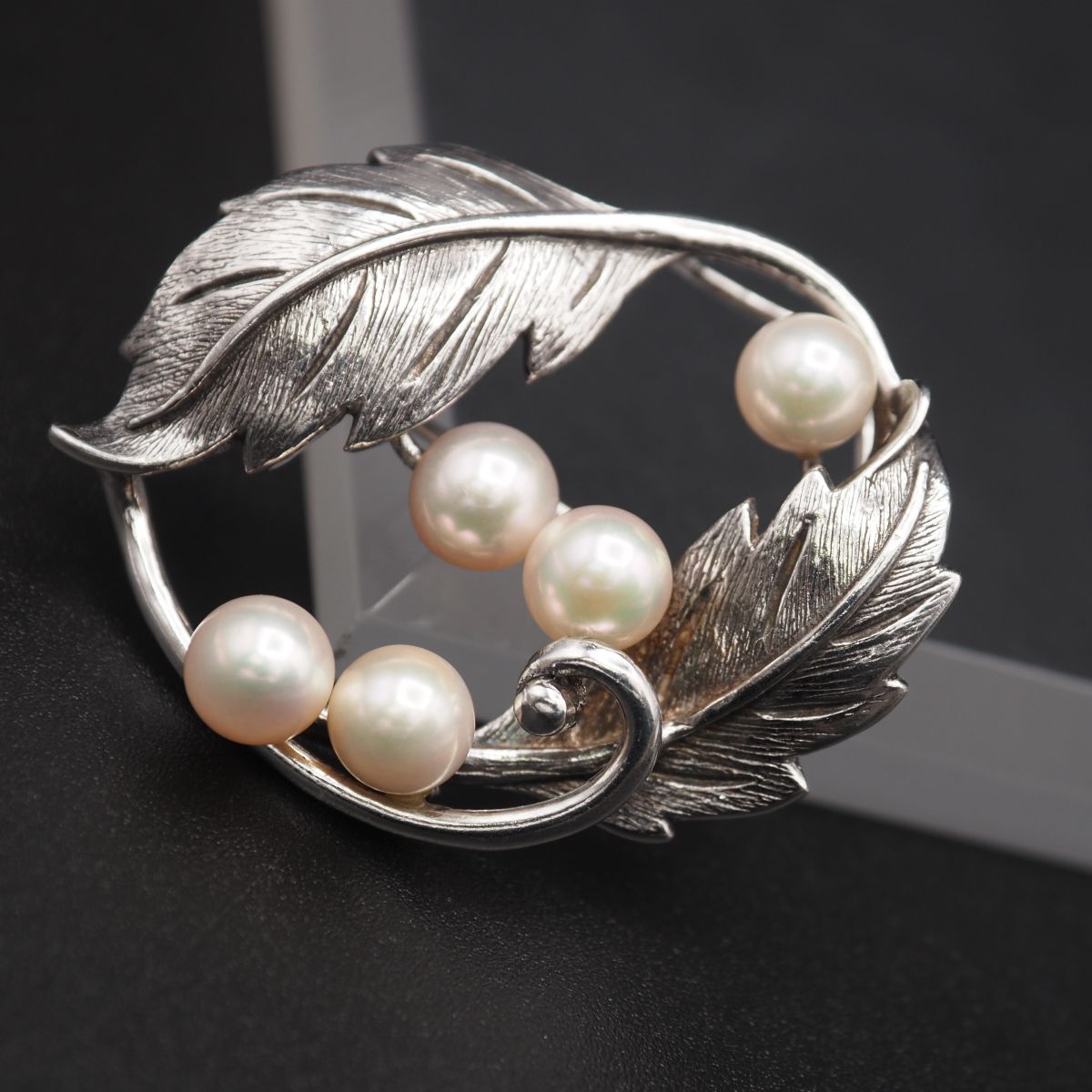 L 484 本真珠 6.2-6.5 mm 5珠 パール ブローチ リーフ デザイン シルバー コサージュ 誕生石