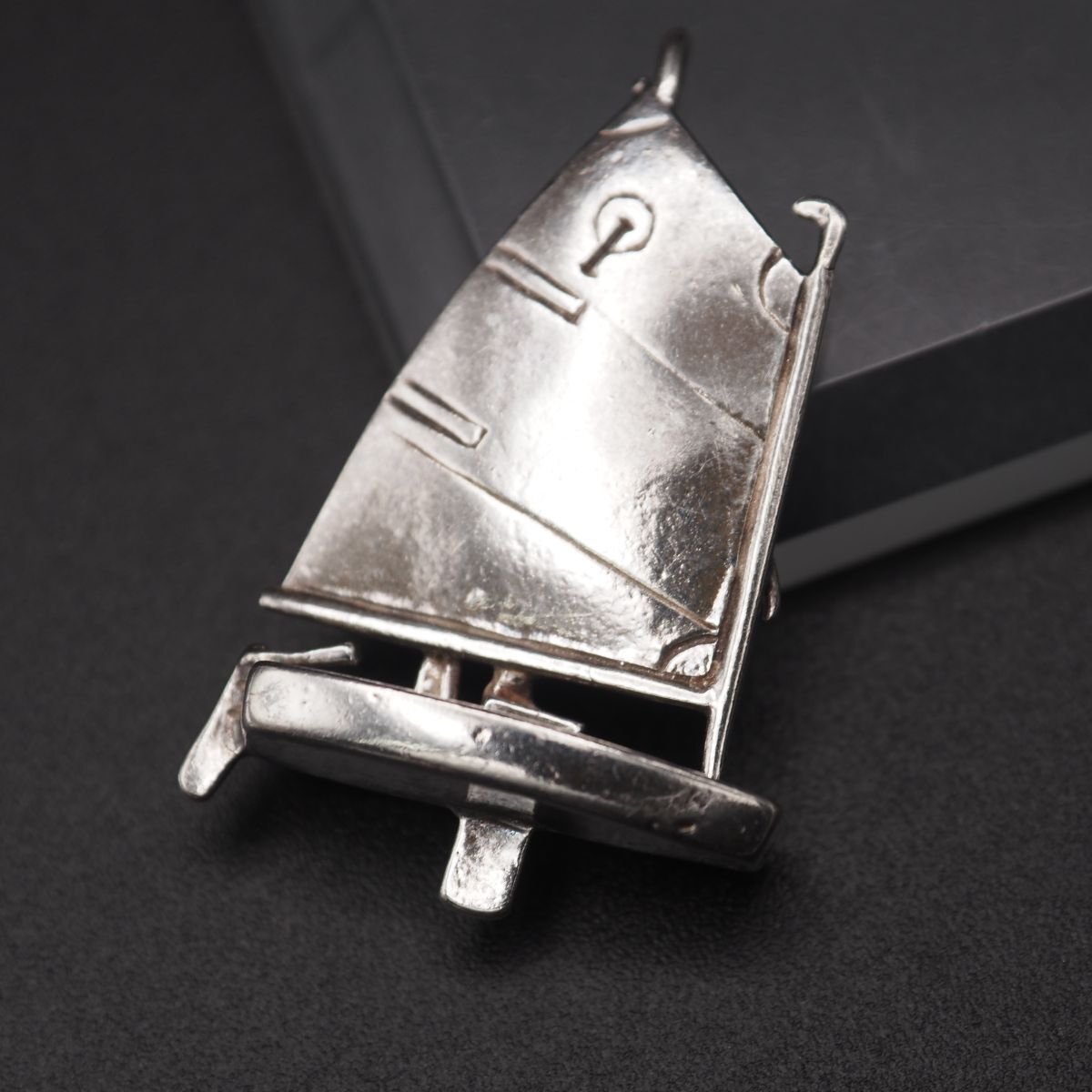 シルバー(925刻印付) 製　ヨット(船台付) 銀製(silver925刻印)帆船 置物 台付 ヨット シルバー 金属工芸 銀製