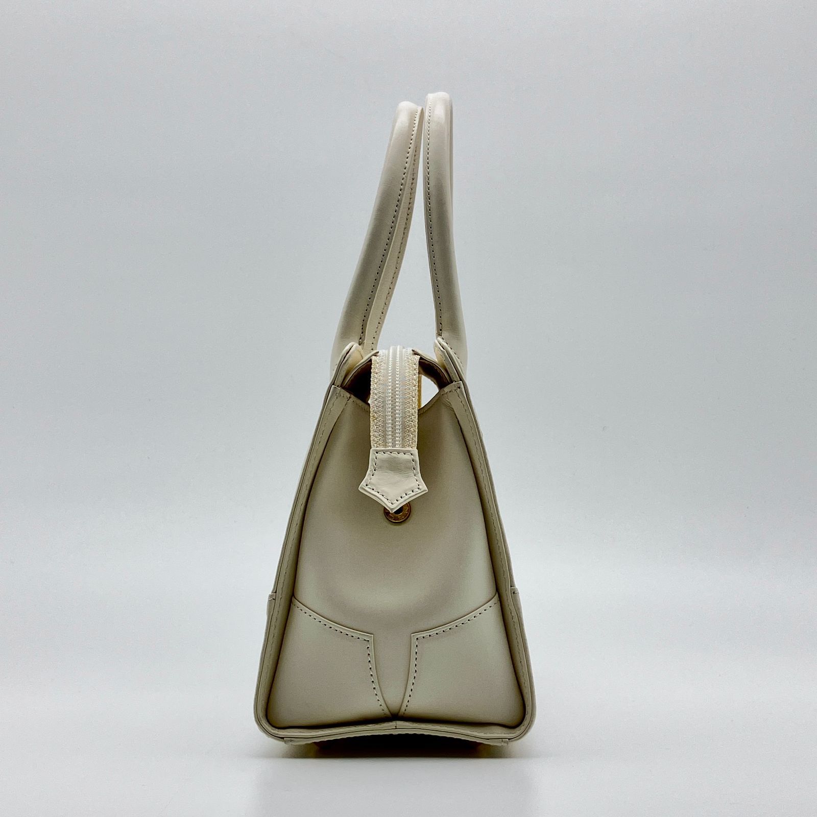 希少 ヴィヴィアンウエストウッド ハンドバッグ オーブ フォーマル 中古】ヴィヴィアンウエストウッド プレーン ハンドバッグ レザー 白