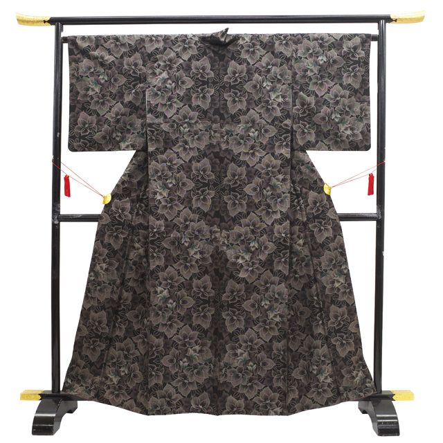 本場大島紬 着物 リサイクル 正絹 大島紬 ９マルキ カタス式 手織り 泥染め こげ茶色 洋風 花模様 カジュアル 春 秋 冬 紬 花 茶色 仕立て上がり 身丈163 裄丈66 Ｍ～Ｌサイズ みやがわ sb 16825