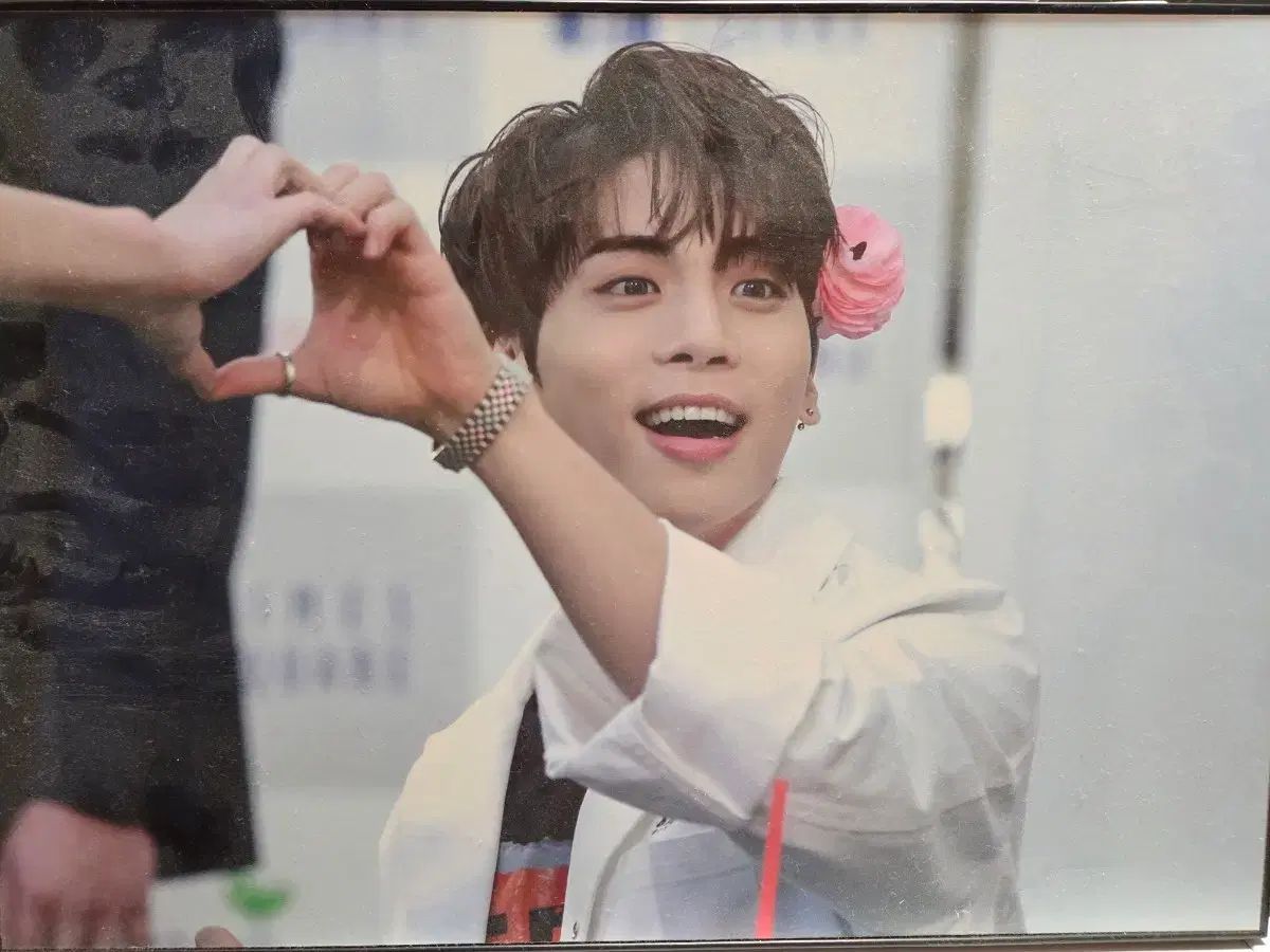 超希少品ラストshinee ジョンヒョン初期会社公式サイン入りFC公式生写真大量 SHINee ジョンヒョンさんの優しい笑顔に釘付け…思い出の写真を公開