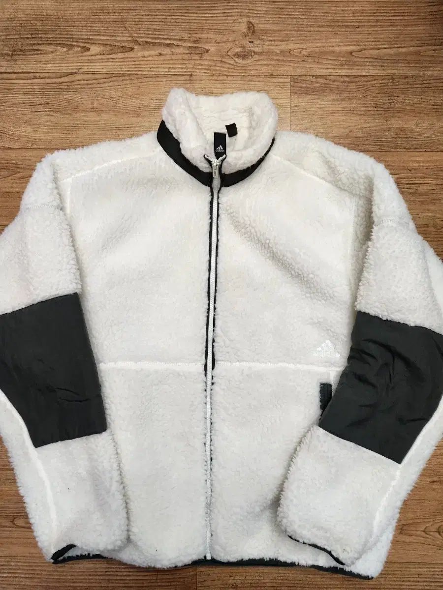 ボアジャケット adidas フリースジャケット adidas（アディダス）の 