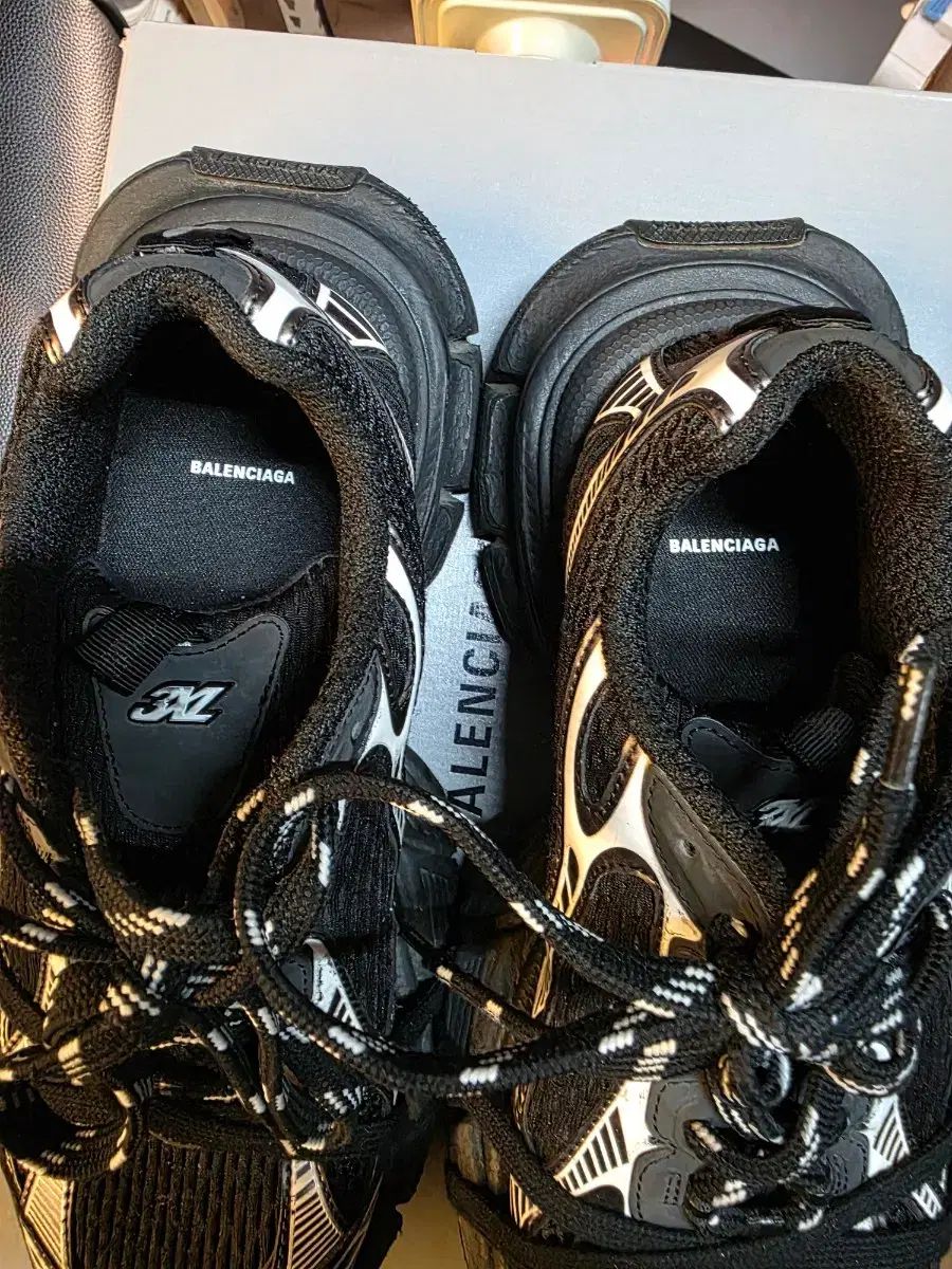 バレンシアガ 3 XL ブラック 白