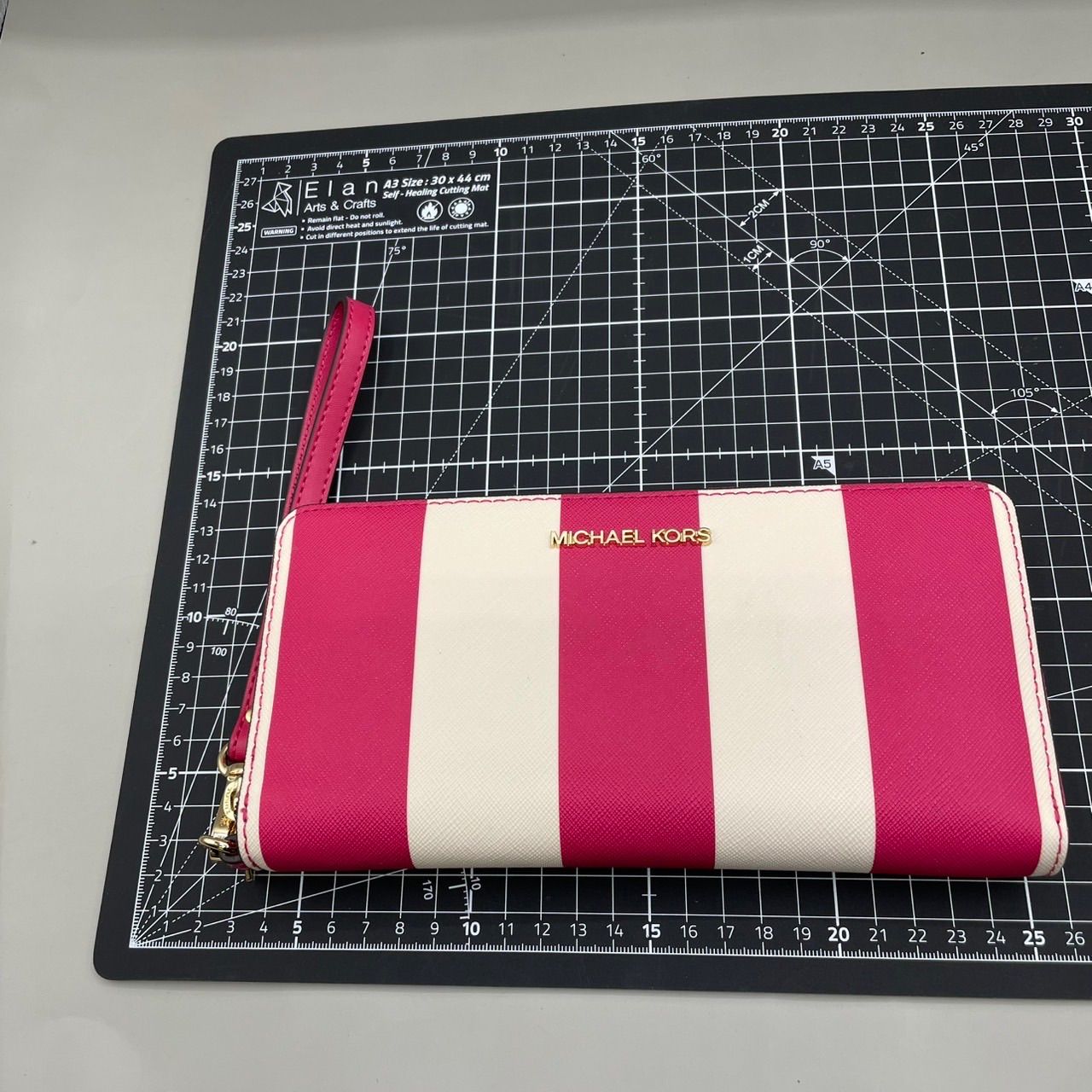 未使用級　MICHAEL KORS マイケルコース　長財布　ロングウォレット　ラウンドファスナー　リストレット　ストライプ　レザー　ゴールド金具　ピンク　白 マイケルコース MICHAEL KORS マイケルコース 二つ折り財布 レディース MICHAEL KORS Wallet ピンク系  35F7GTVF2L PWDBL （PWDBL） - ファッション通販 d fashion