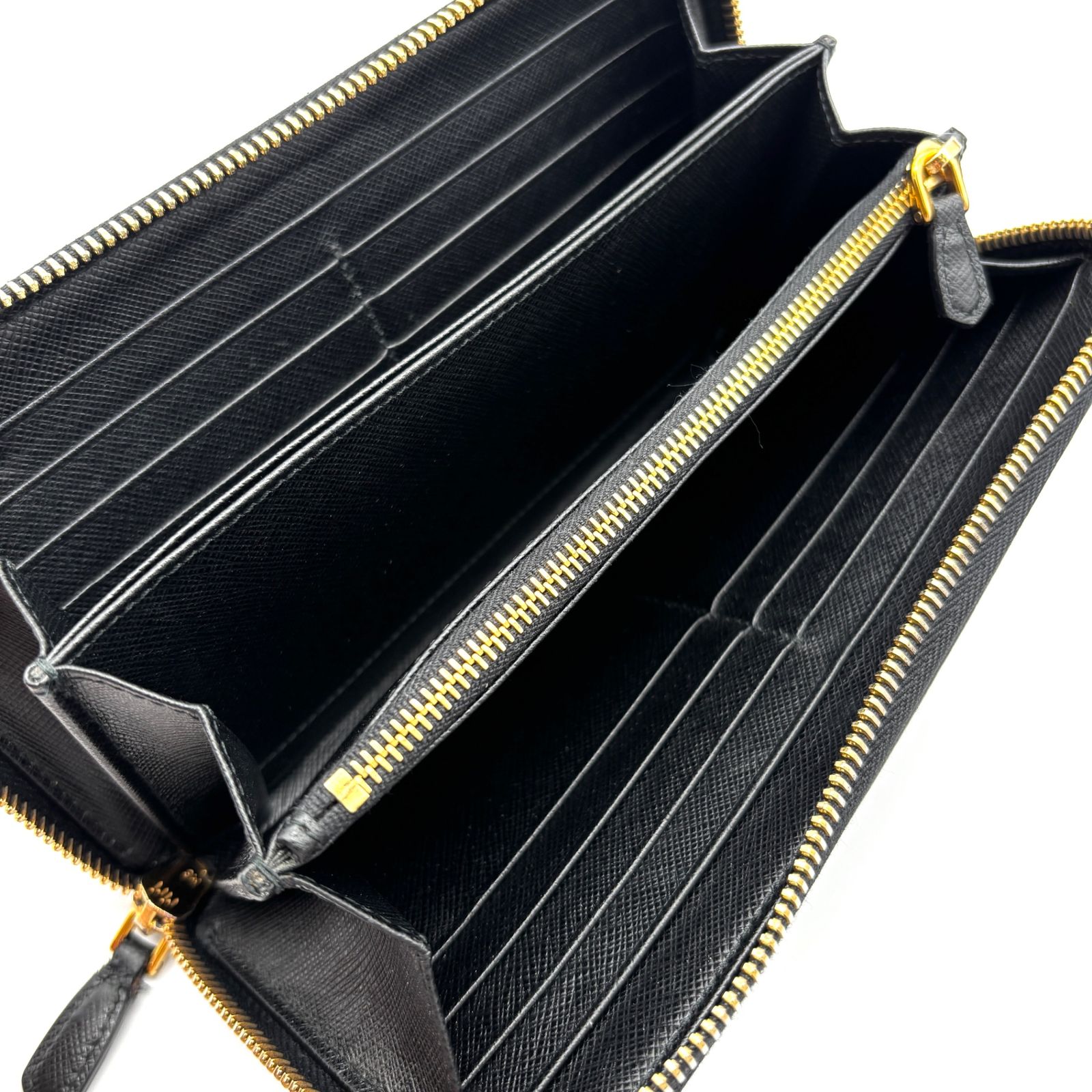 極美品 PRADA プラダ 長財布 三角ロゴ プレート ラウンドジップ