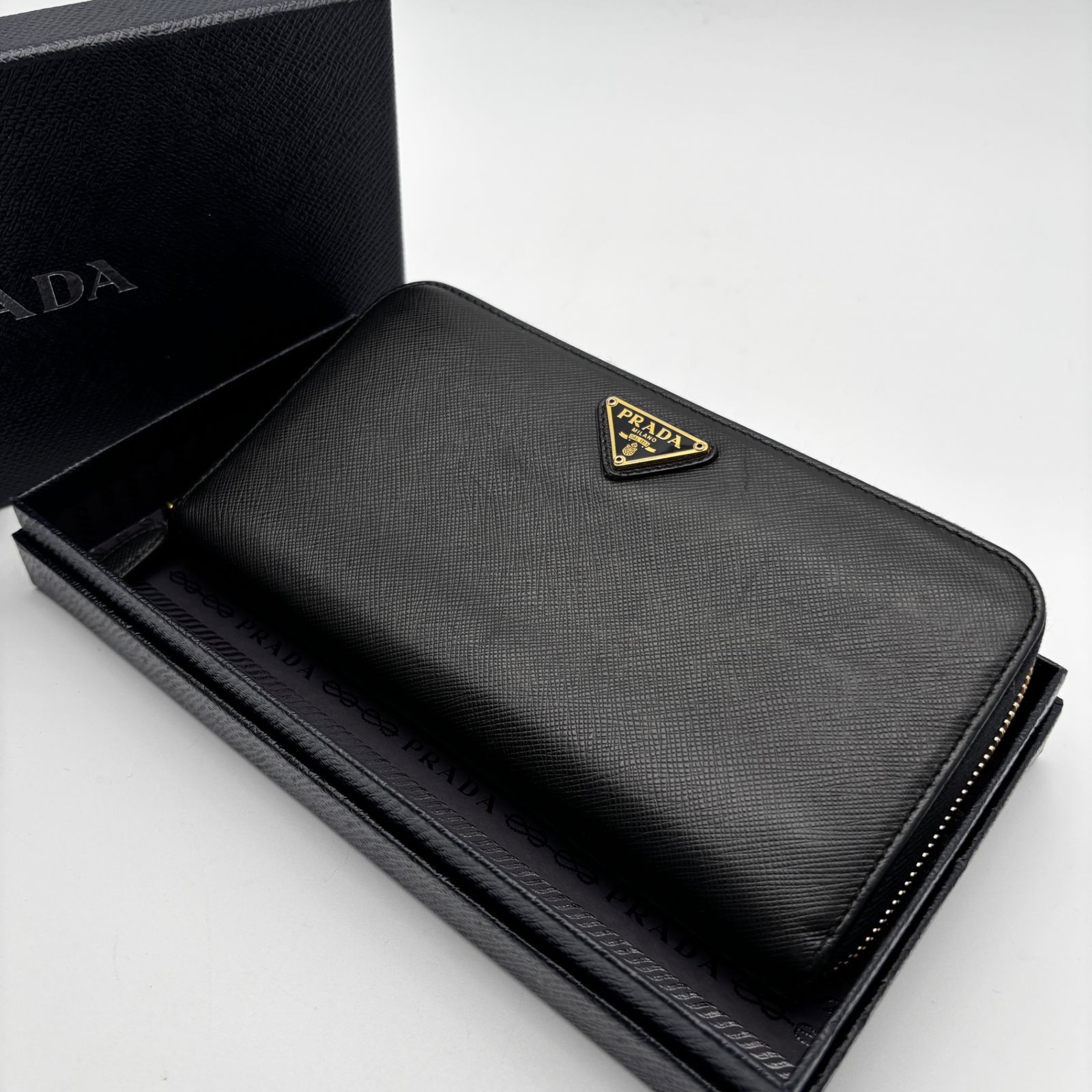 極美品 PRADA プラダ 長財布 三角ロゴ プレート ラウンドジップ