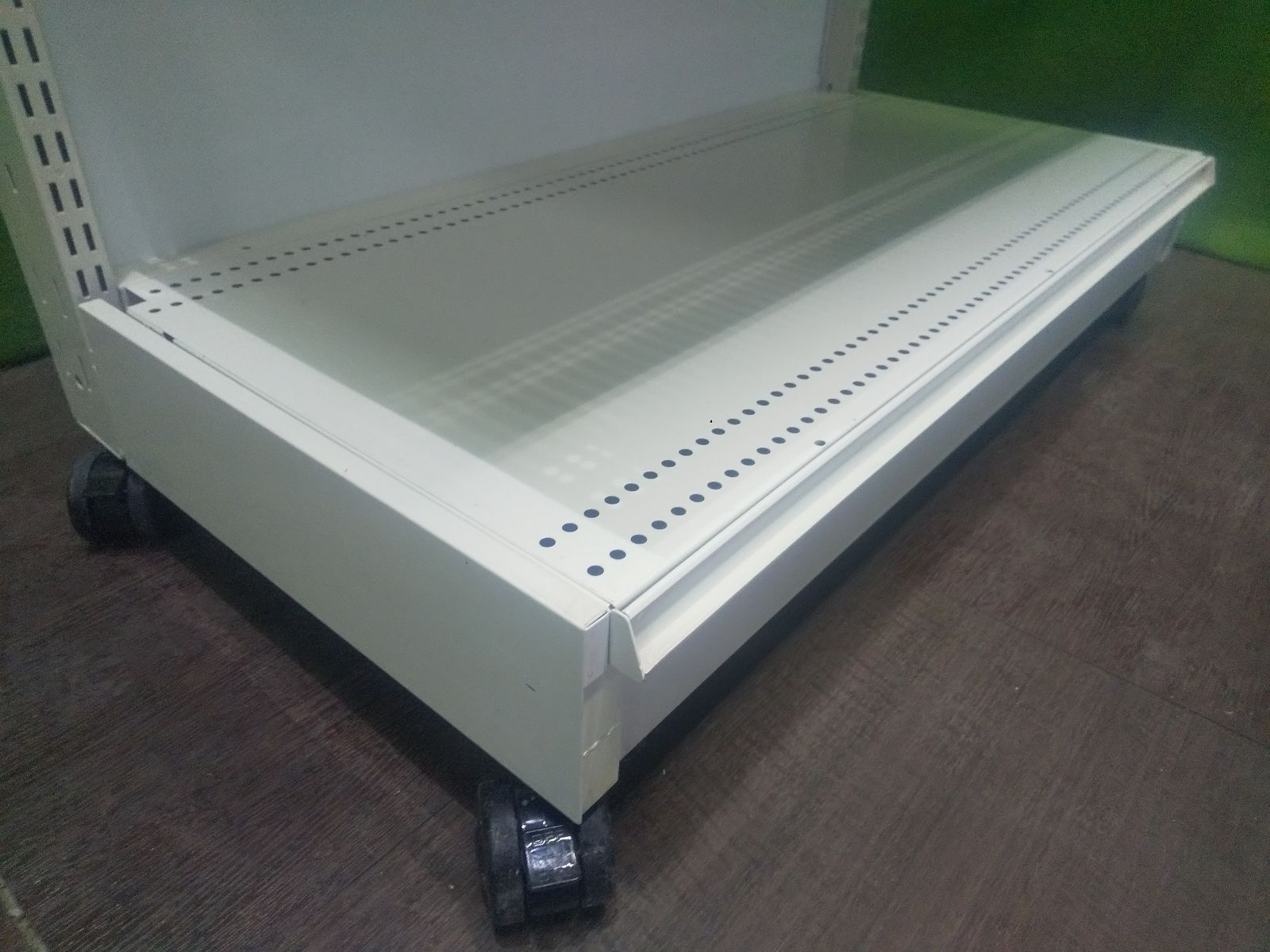 オカムラ製 H171cm×W90cm 単体片面4段エンド什器 キャスター付き オカムラ製 H171cm×W90cm 単体片面4段エンド什器 キャスター付き