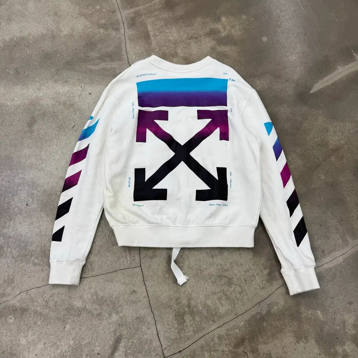 オフホワイト アロー グラデーション スウェット
