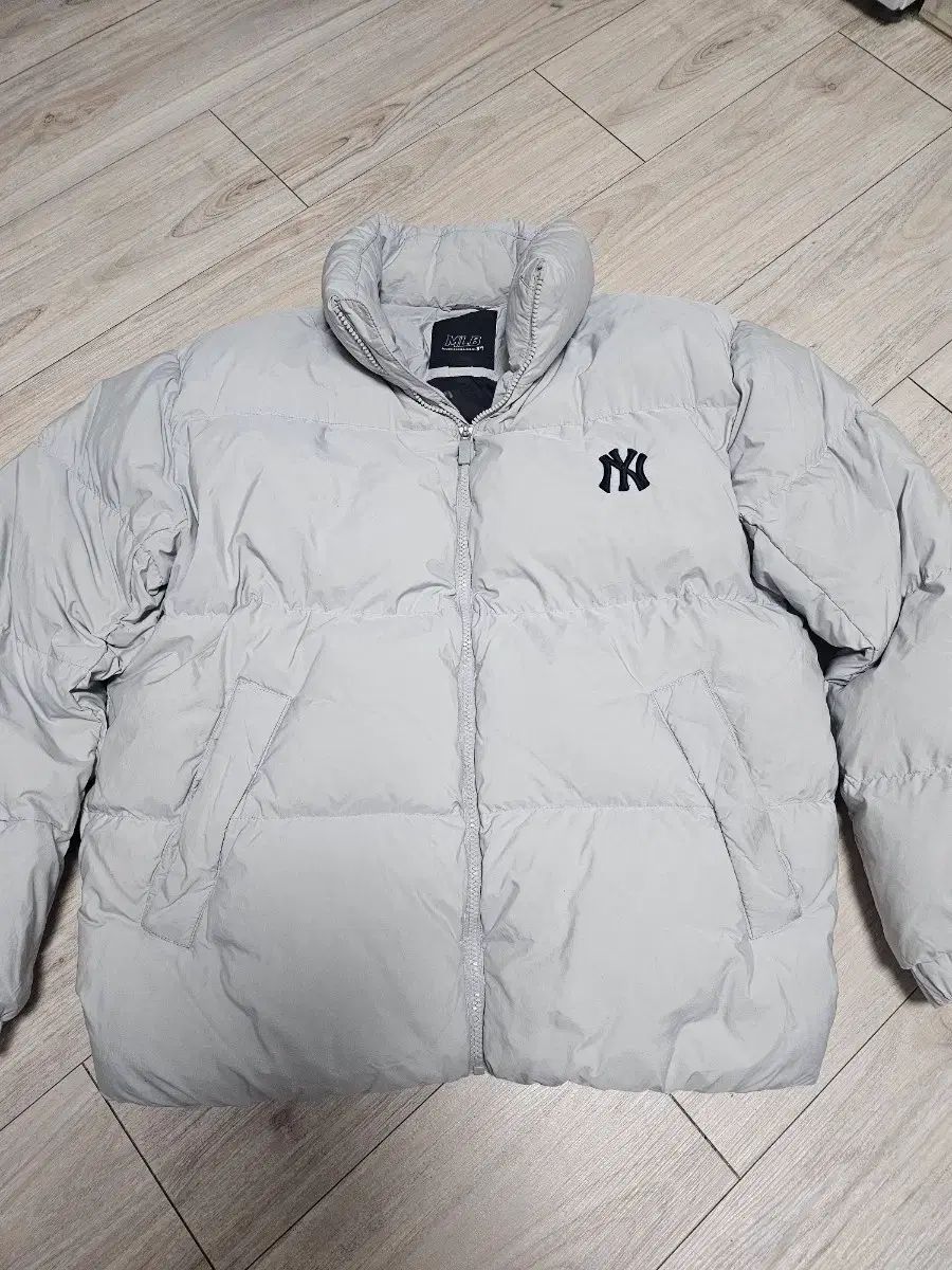 MLB ニューヨーク ヤンキース MEGAロゴ ショートダウン ライトグレー 7万円で