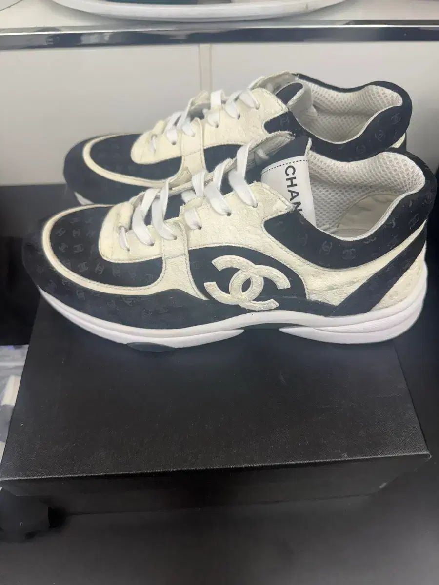 エンボスニーカー