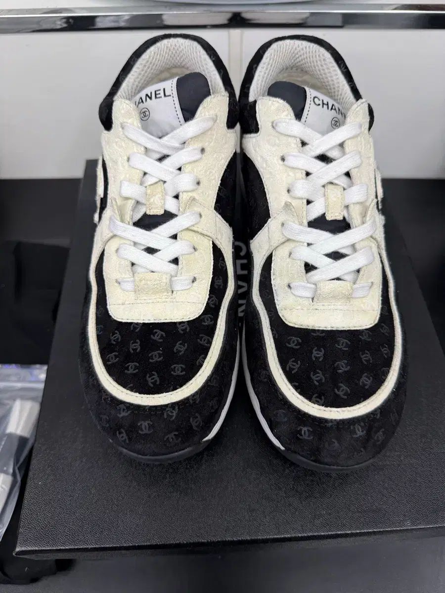 シャネル エンボスニーカー