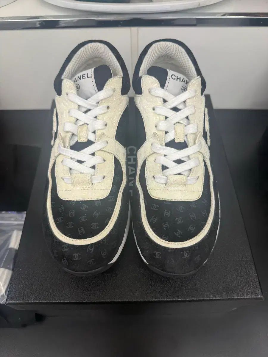 シャネル エンボスニーカー