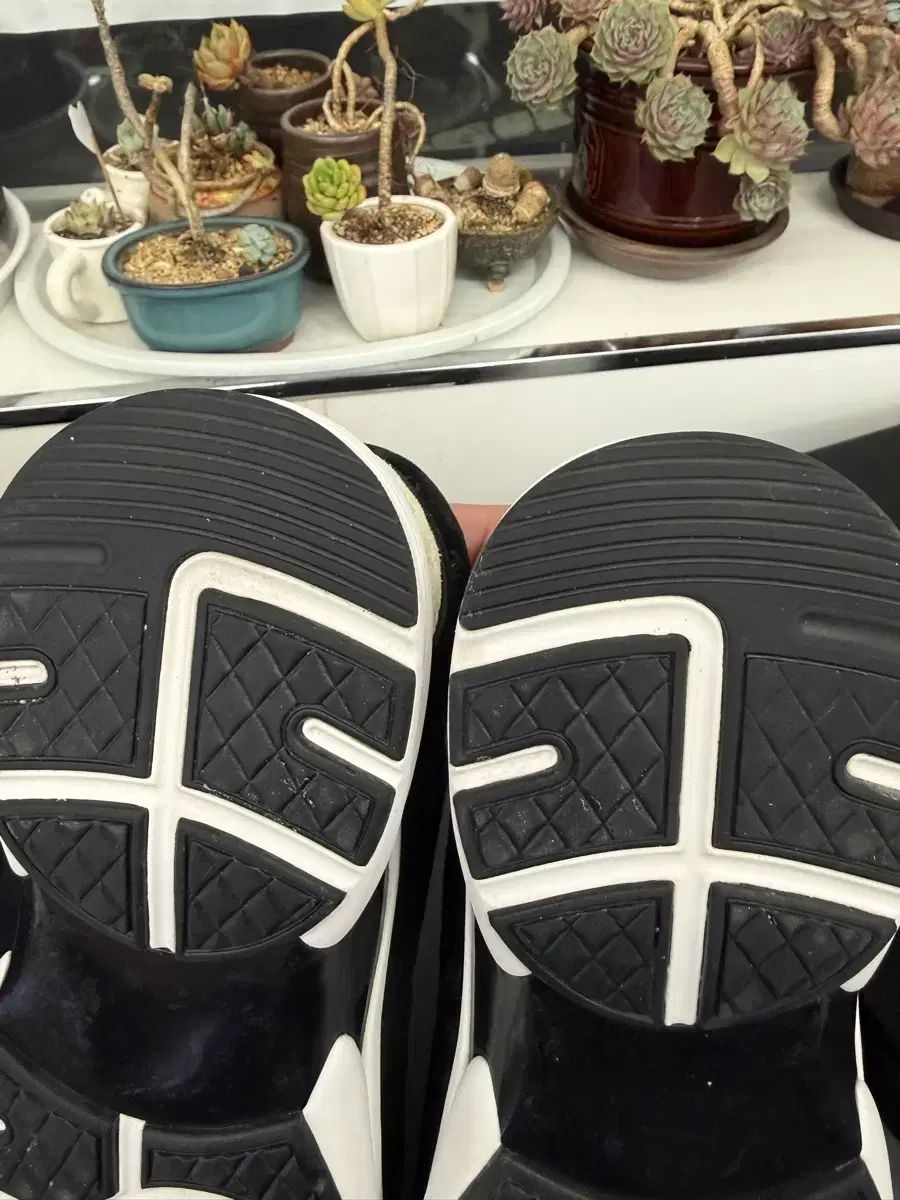 エンボスニーカー