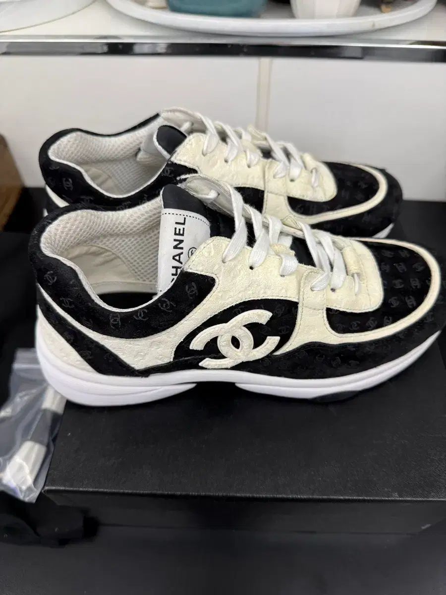 シャネル エンボスニーカー