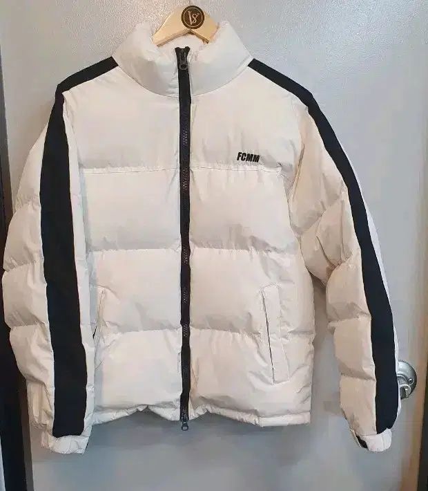 FCMM アイボリー ダウン アウター スモールサイズ ユニセックス サイズ大きく出ます