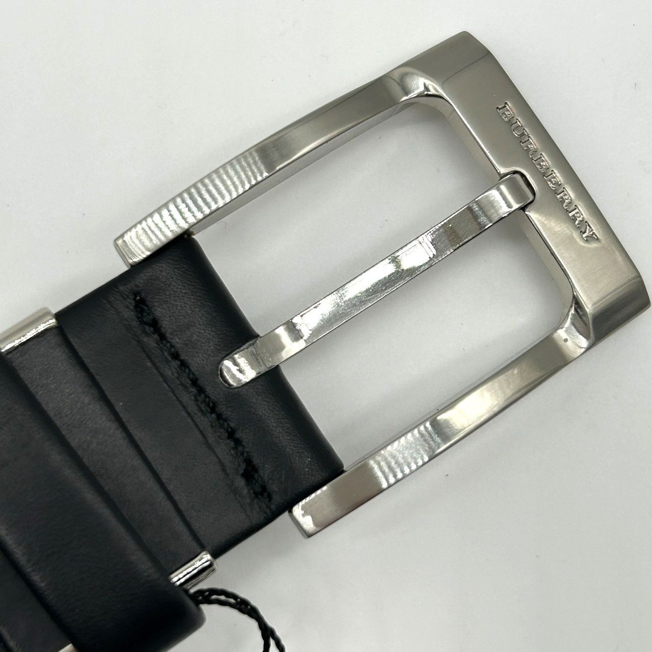 美品　BURBERRY LONDON 本革レザーベルト ロゴ刻印 ブラック BURBERRY LONDON ベルト タグ付き レザー 牛革 ロゴ 刻印 黒