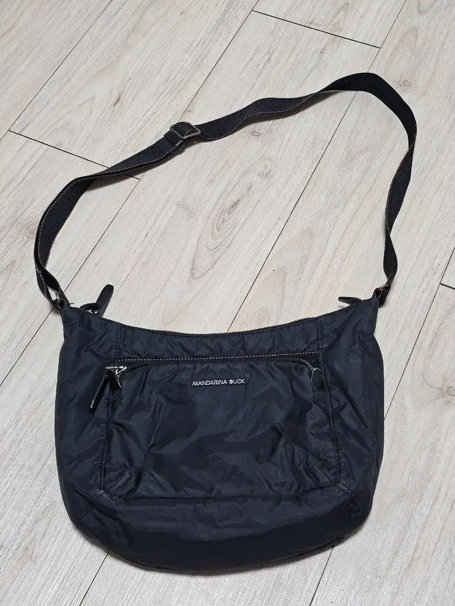 マンダリナダック BLISS クロスバック ブラック 5万で