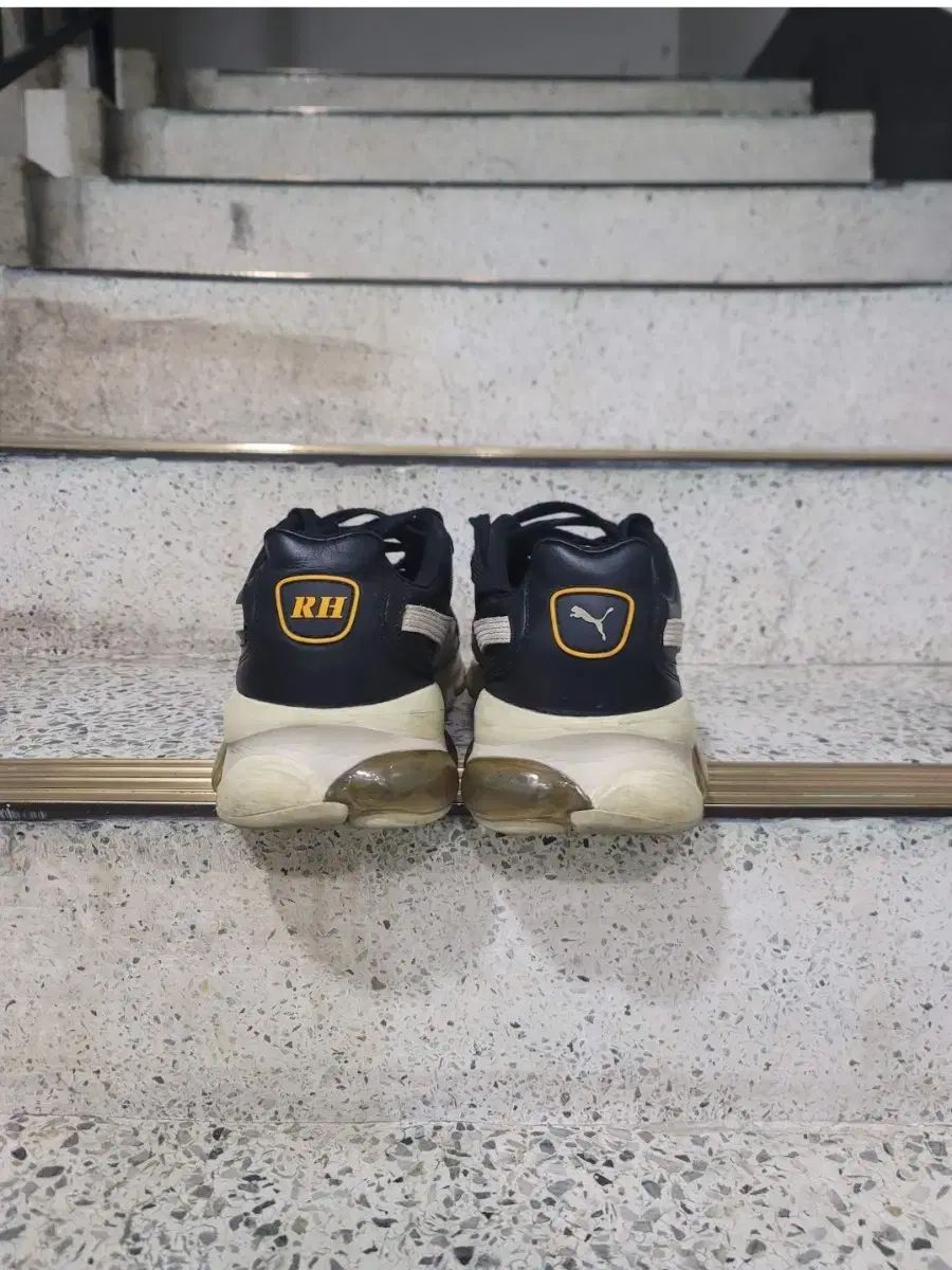PUMA x Rhude Cell King ブラック オートミール 285