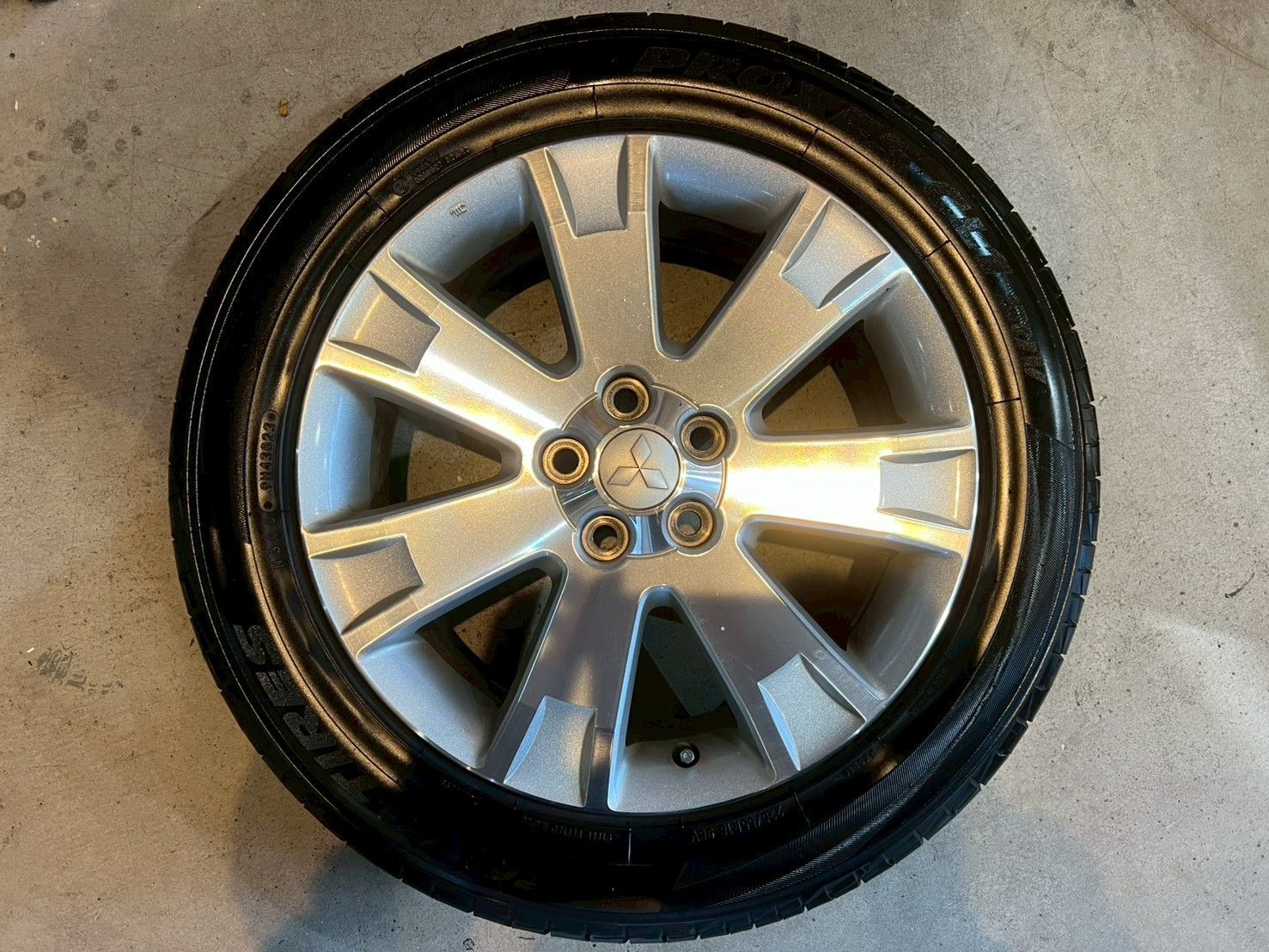  43 デリカD 5 18インチアルミホイール み 18インチ タイヤ ホイールセット