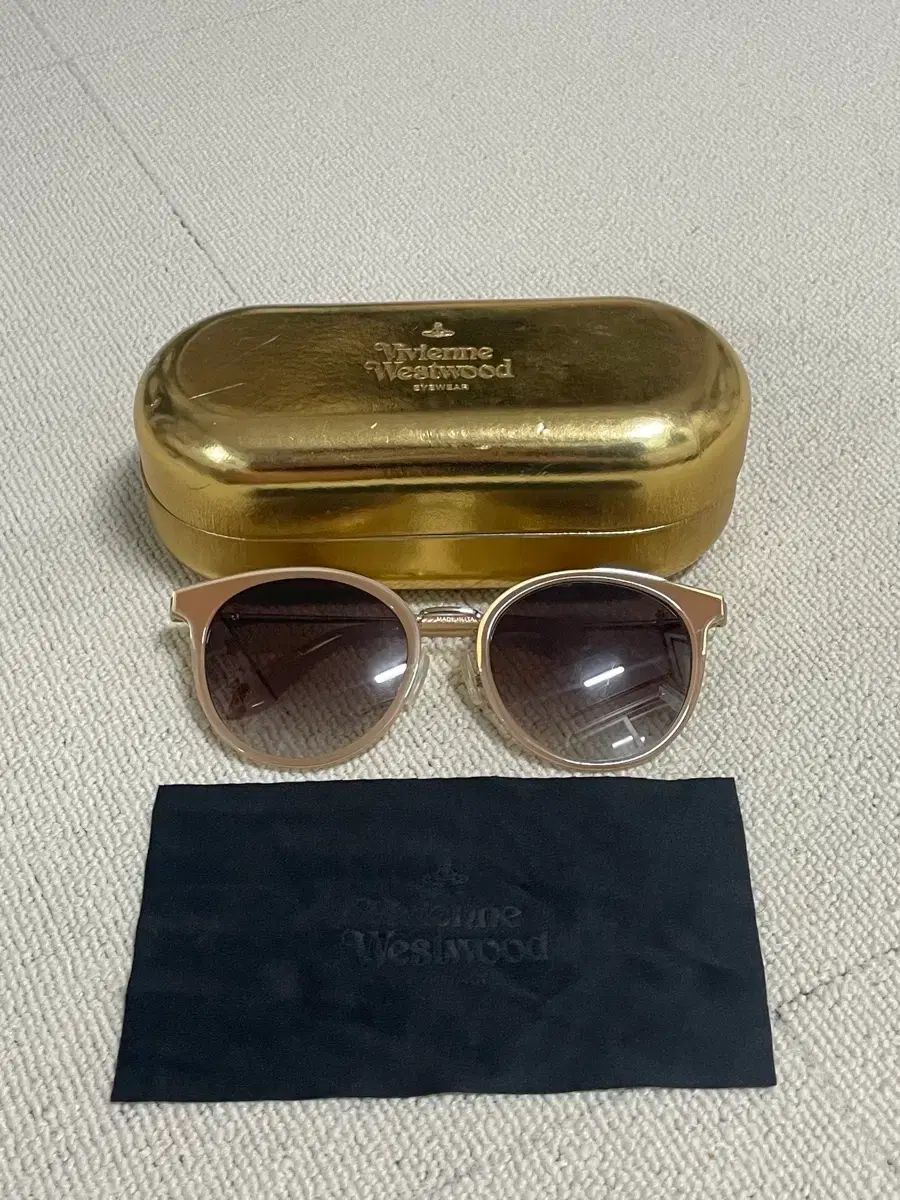 ヴィヴィアン・ウエストウッド サングラス ケース／メガネ拭き 含む