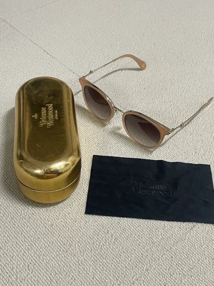 ヴィヴィアン・ウエストウッド サングラス ケース／メガネ拭き 含む