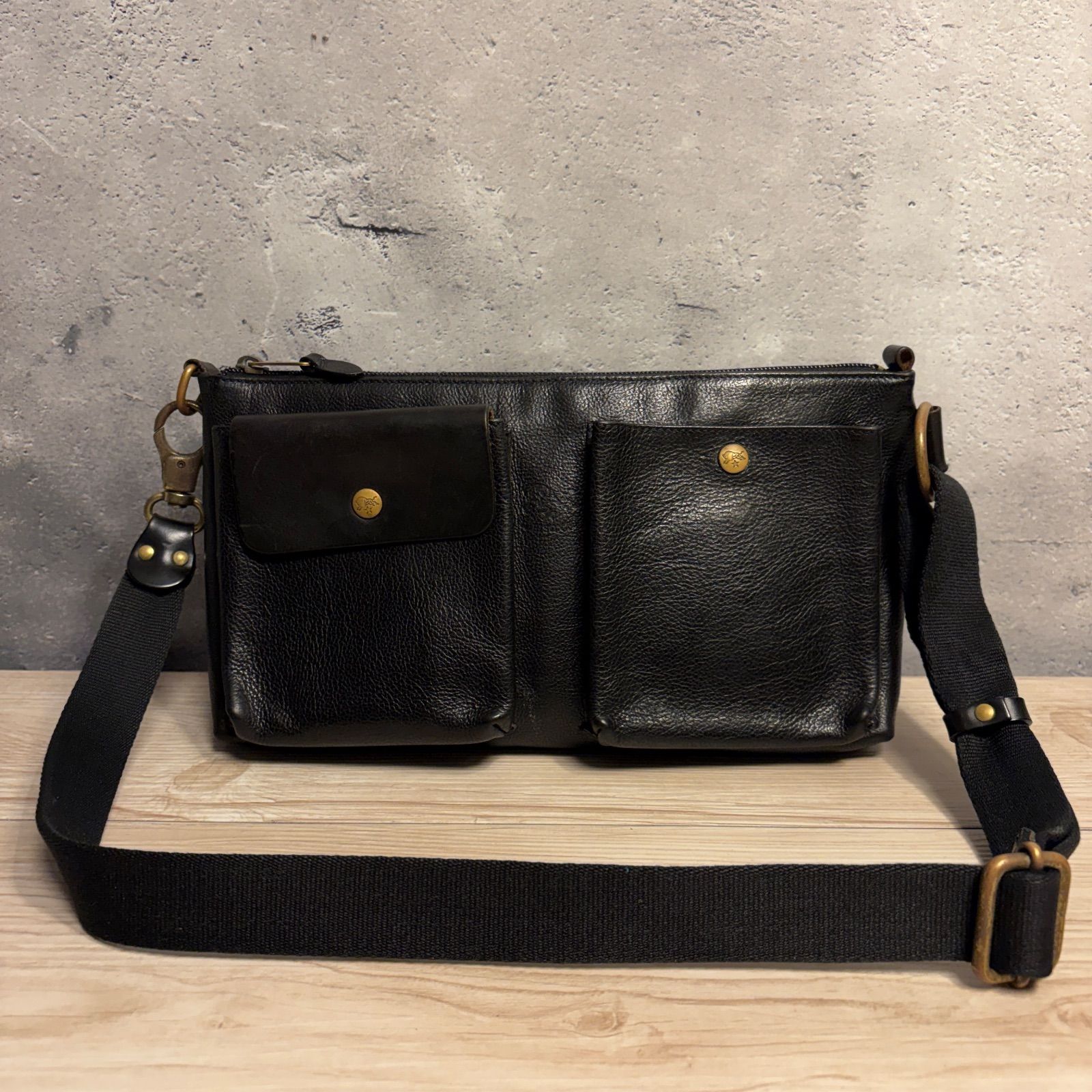 IL BISONTE イルビゾンテ レザー ショルダーバッグ ブラック 本革