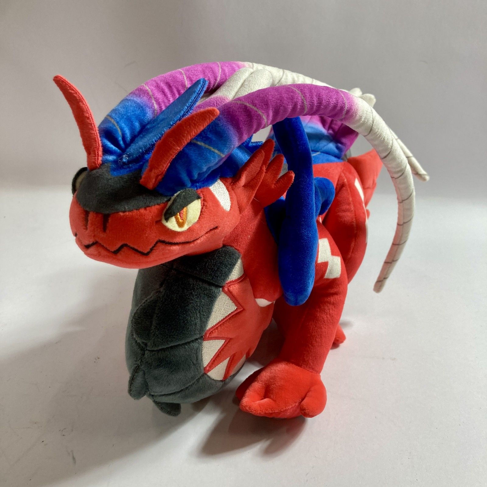 ポケモンセンター　コライドン　しっそうけいたい　　ぬいぐるみ Amazon.co.jp: ポケモンセンターオリジナル ぬいぐるみ コライドン