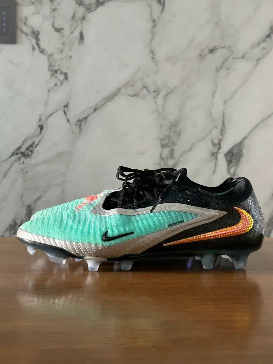 ナイキ FANTOM 6 エリート 270 adidas Hot Sauce Crazy Ver. 280