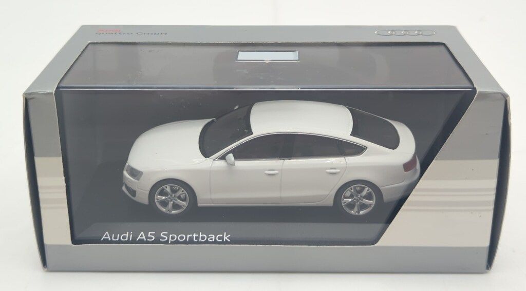 Schuco 1|43ディーラーBOX 501.09.050.13 Audi A 5 Sportback White