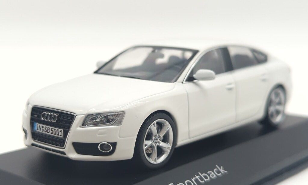 Schuco 1|43ディーラーBOX 501.09.050.13 Audi A 5 Sportback White
