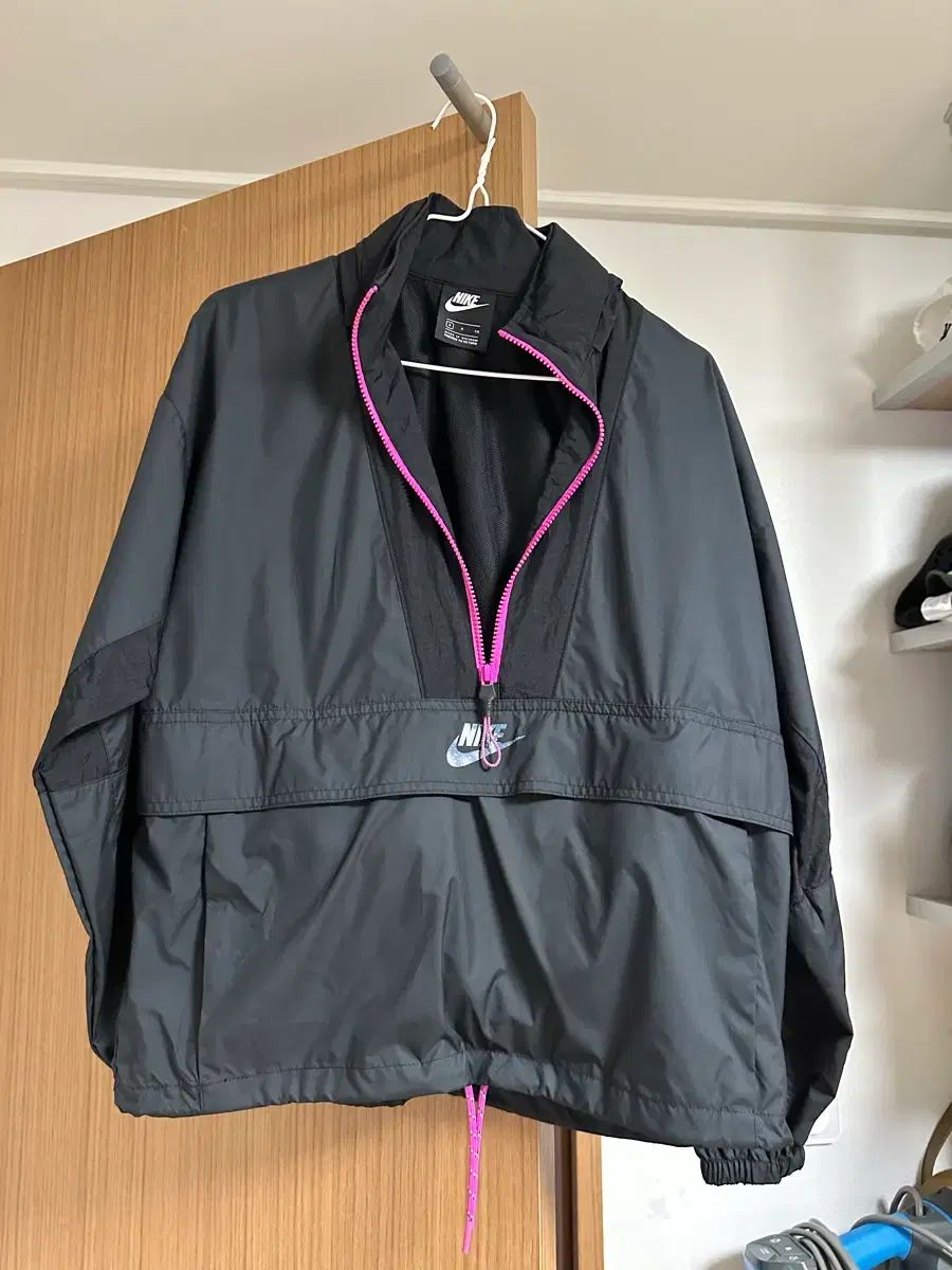 ナイキ ブラック ウィンドランナー ウィンドブレーカー ピンク ジッパー