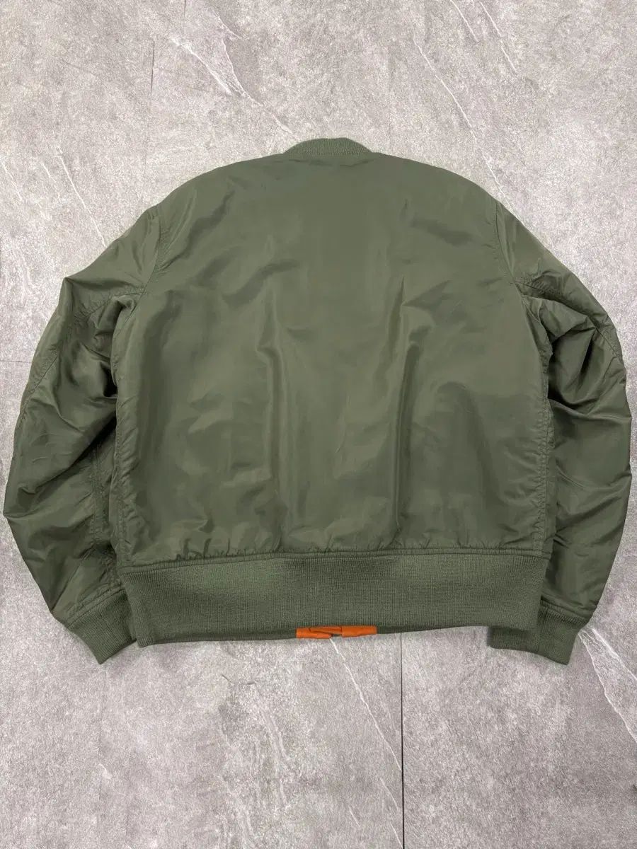 カーキ ブルゾン