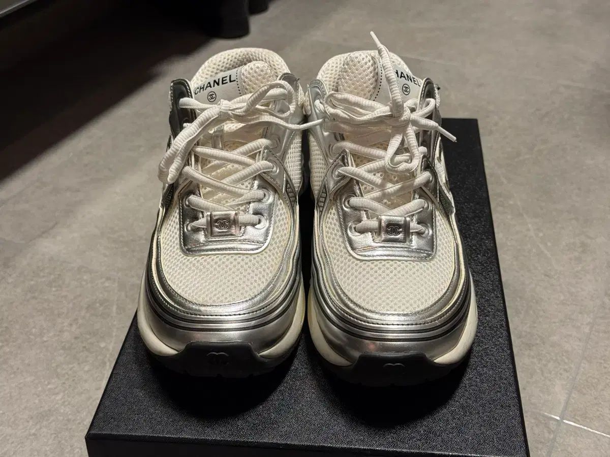 シャネル クルーズ CCロゴ スニーカー 白 シルバー メンズ 40