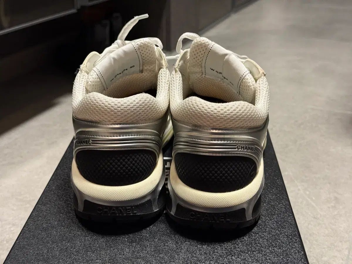 シャネル クルーズ CCロゴ スニーカー 白 シルバー メンズ 40 スニーカー 靴