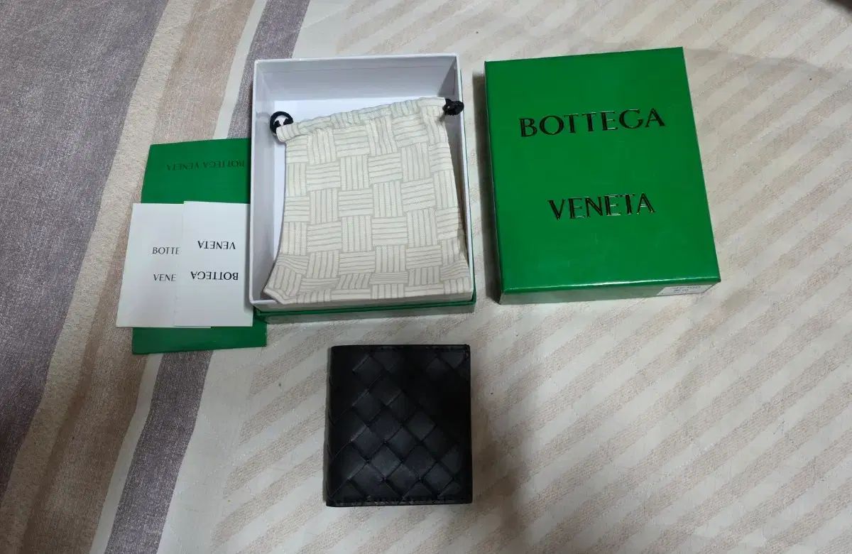 BOTTEGA VENETA ボッテガ ヴェネタ ブラック 二つ折り財布